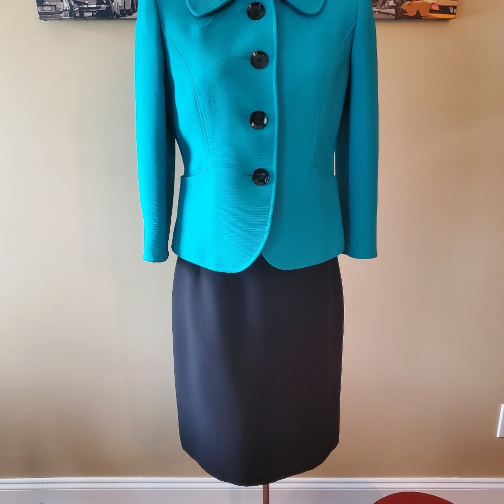 Skirt suit